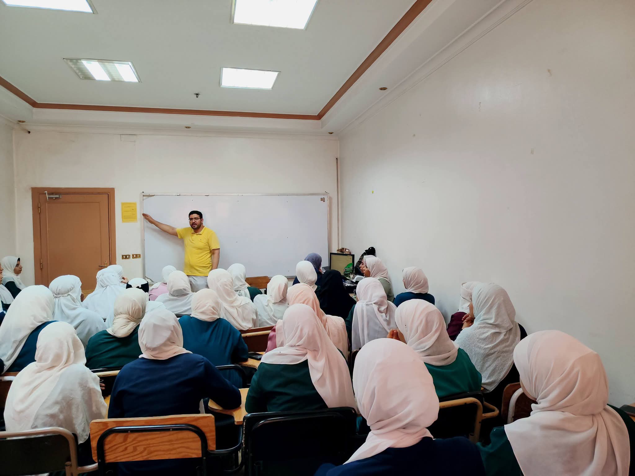 ندوة توعوية لتعزيز مفهوم السلامه والصحه المهنيه داخل كافة المنشآت الطبية 