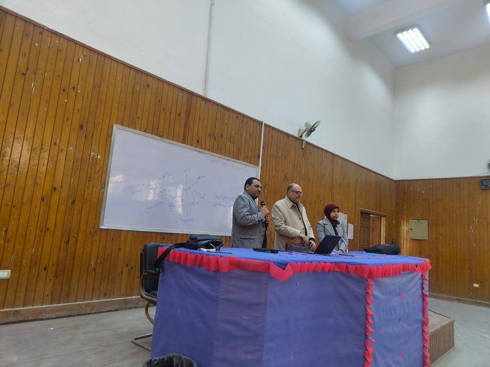 في إطار التعاون العلمي بين أقسام الكلية عقدت (محاضرة بينية)، بعنوان (الأندلس؛ التاريخ والهوية والأدب).