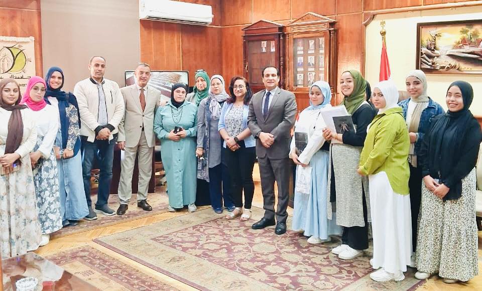 لقاء عميد الكلية بإدارة رعاية الشباب و بفريق المسرح بالكلية