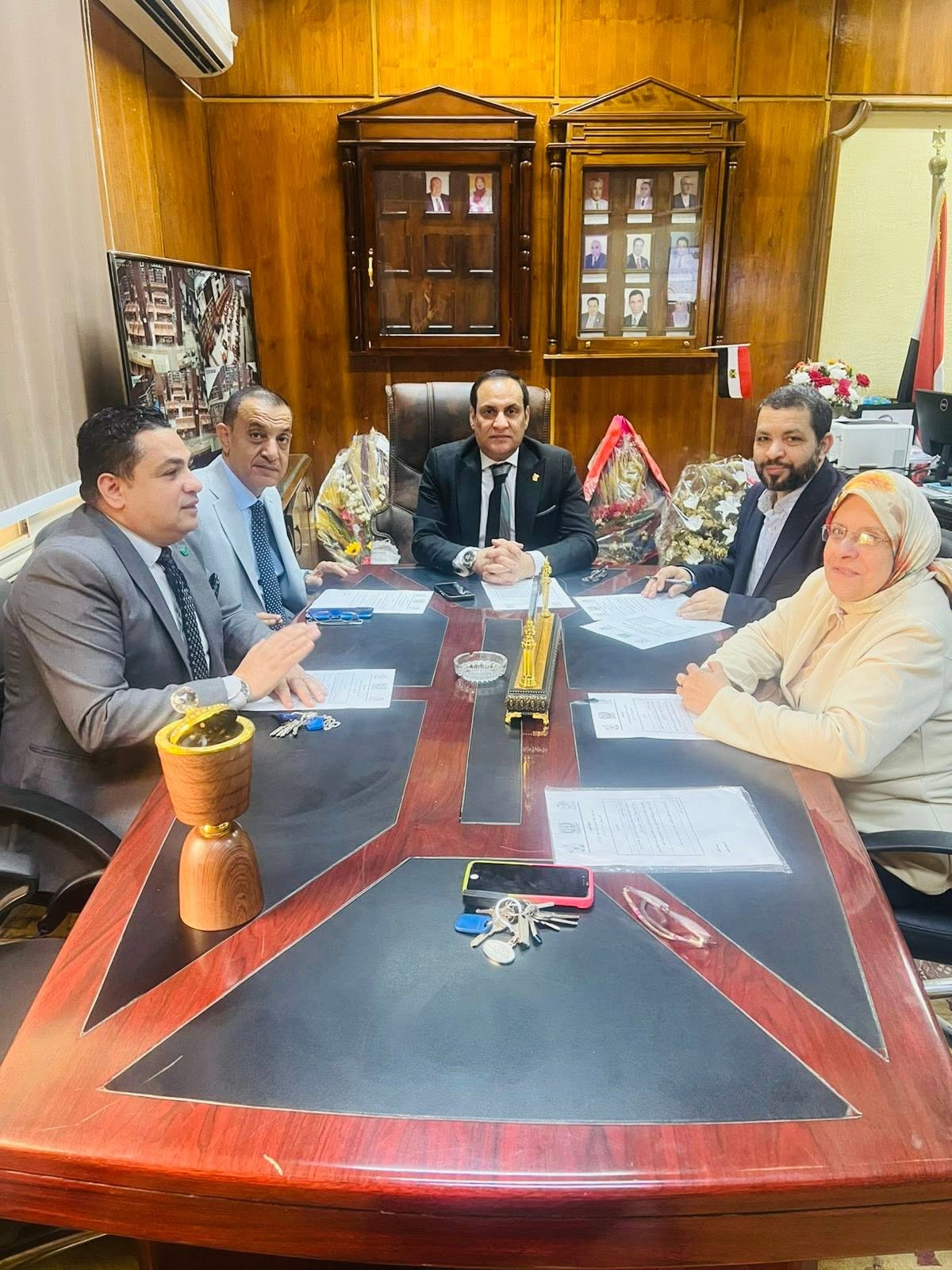 عميد الكلية يترأس اجتماع لجنة شؤون خدمة المجتمع وتنمية البيئة لتعزيز المبادرات المجتمعية والعمل التطوعي