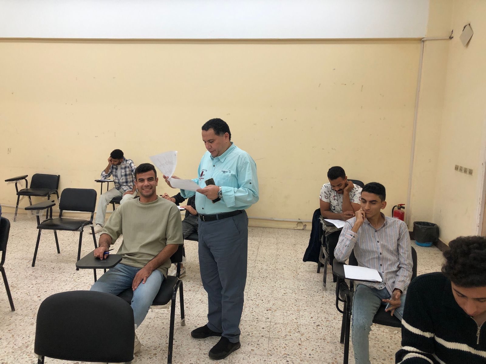  عميد كلية السياحة والفنادق يتابع سير امتحانات الميدترم عن كثب 