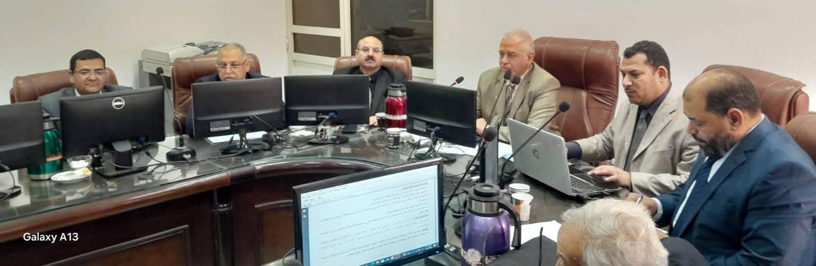 مجلس الكلية يعقد اجتماعه الشهري لمناقشة المستجدات