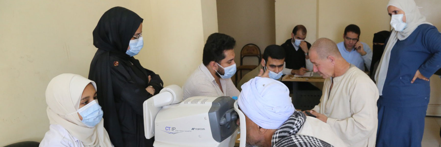 قافلة شاملة تقدم خدمات الكشف والعلاج لـ ١٣٣٥ حالة من أهالي قرية فرقص 