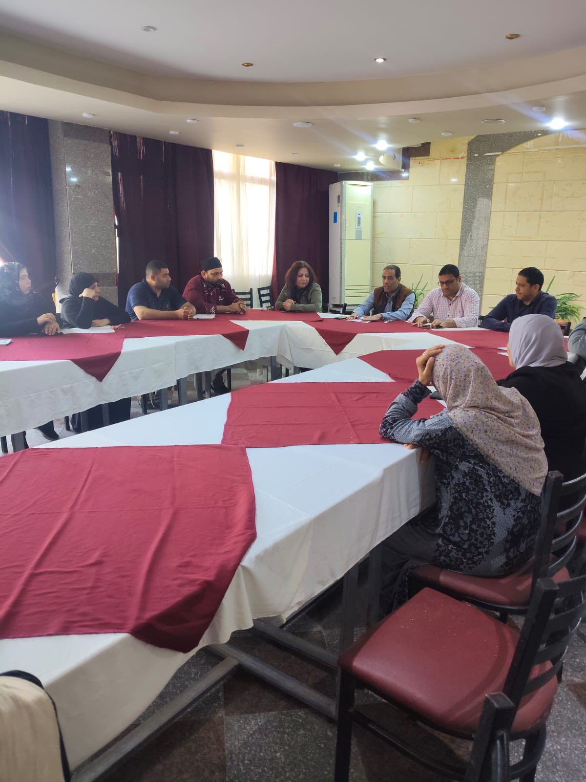 أ.د طاهر حسن محمد يعقد اجتماعًا مع العاملين بالفندق التعليمي لبحث سبل التطوير وترشيد الموارد  