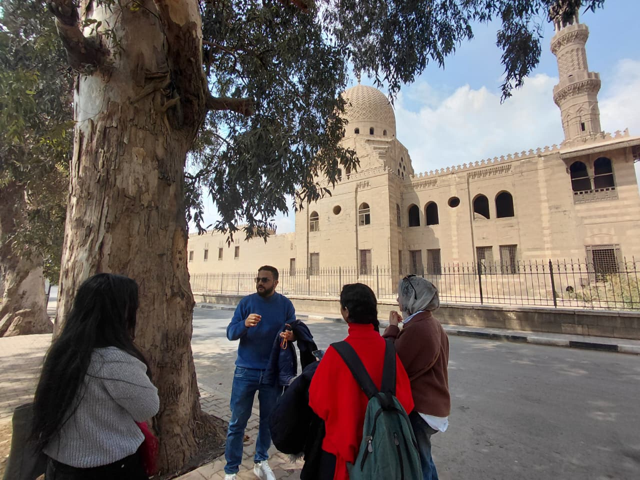 قسم الإرشاد السياحي ينظم زيارة ميدانية لطلاب المستوى الرابع بمنطقة قرافة المماليك