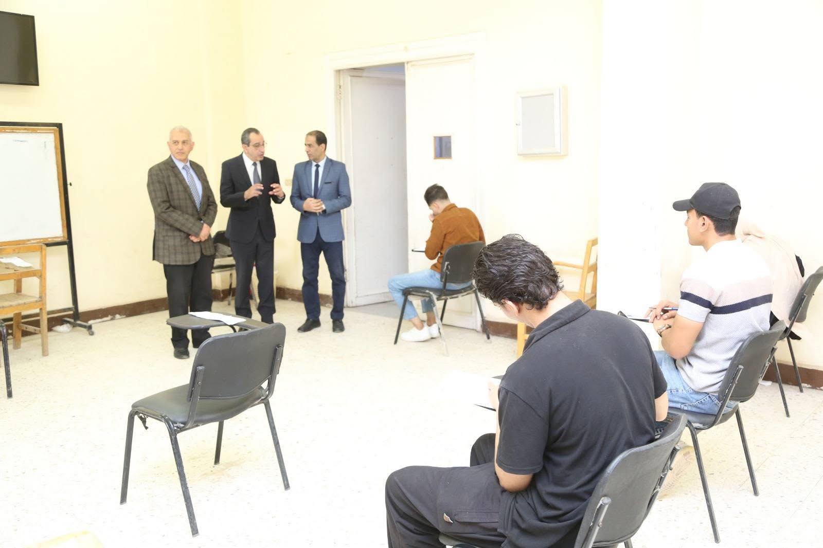 رئيس جامعة الفيوم ونائب رئيس الجامعة لشؤون التعليم والطلاب يتفقدان لجان الامتحانات بكلية السياحة والفنادق بمشاركة عميد الكلية 
