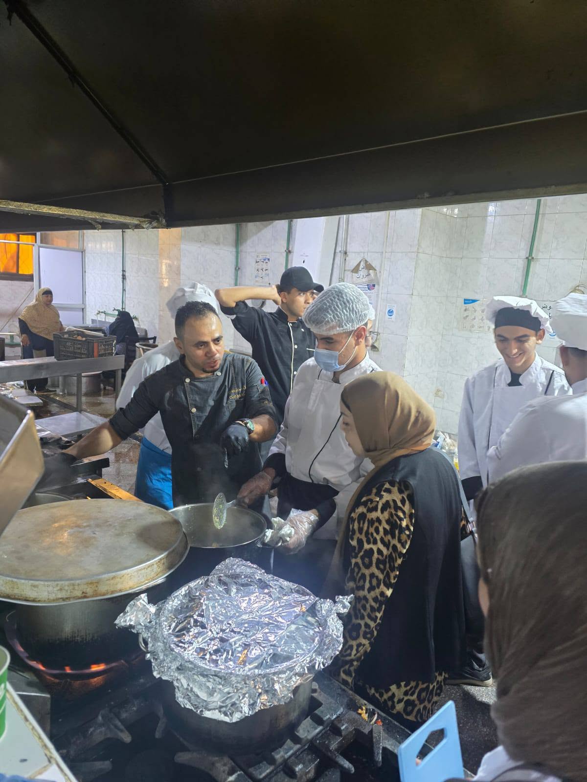 عميدة كلية السياحة والفنادق بجامعة الفيوم تتفقد التدريبات العملية لمقرر «إنتاج أغذية 2» بالمطبخ التعليمي