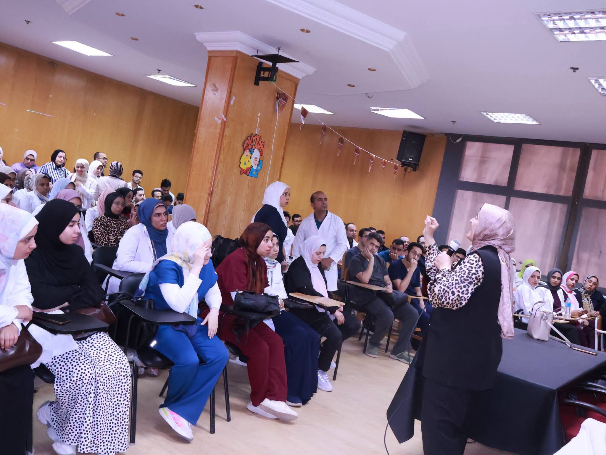 محاضرة توعوية وتدريبات مكثفة عن معايير الجودة الطبية كيفية تطبيق آليات الرعاية آمنة والمتميزة للمرضى 