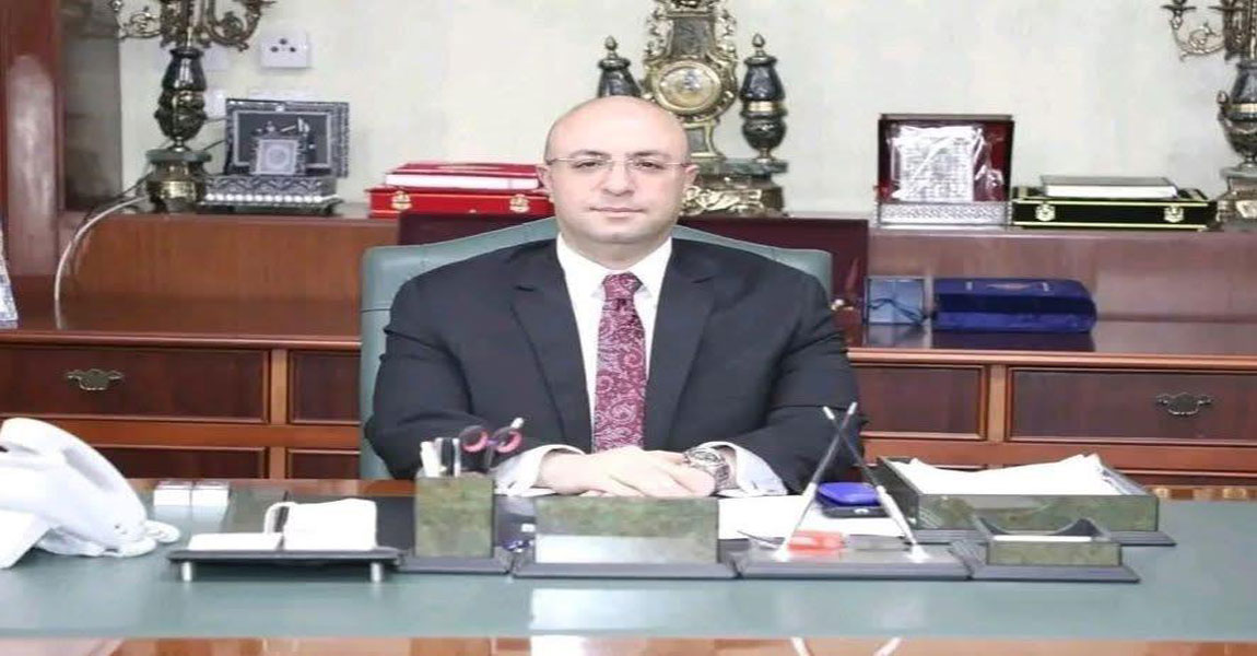 الأستاذة الدكتورة منى حسن سليمان - عميد كلية الهندسة تهنئ الدكتور محمد هانئ غنيم بمناسبة توليه منصب محافظ الفيوم