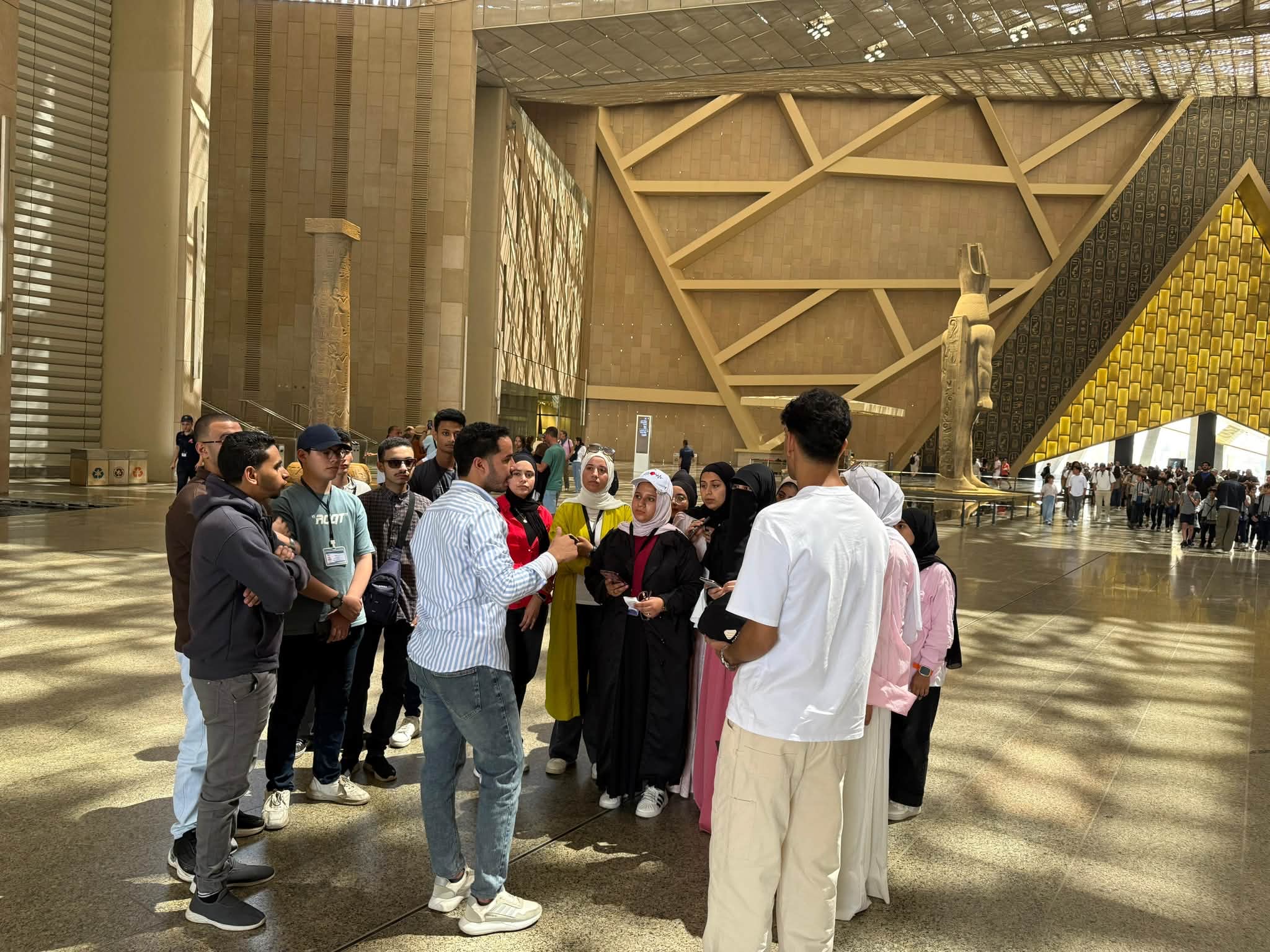 زيارة علمية لطلاب برنامج إدارة الأعمال في السياحة إلى أبرز المعالم السياحية بالقاهرة