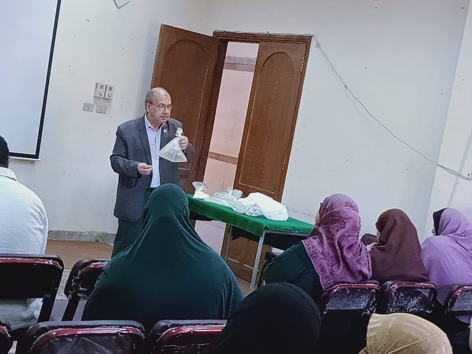 دورة تدريبية عن الأسس الصحية للتنظيف وصناعة المنظفات