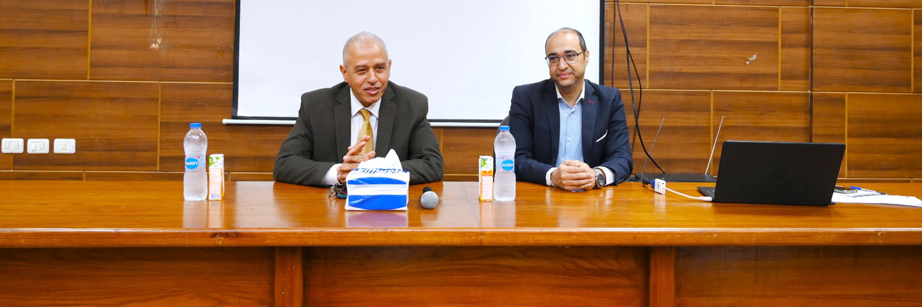 رئيس جامعة الفيوم يجتمع بمديري مراكز ووحدات الإرشاد الأكاديمي 