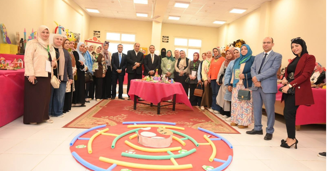 جامعة الفيوم: نائب رئيس الجامعة يفتتح معرض"بين الوعى البيئى  واللمسة الابداعية" ضمن فعاليات الأسبوع البيئي بكلية التربية للطفولة المبكرة