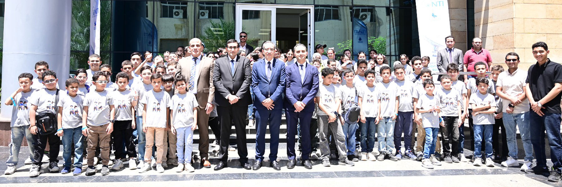 رئيس الجامعة يستقبل مدير المعهد القومي للاتصالات
