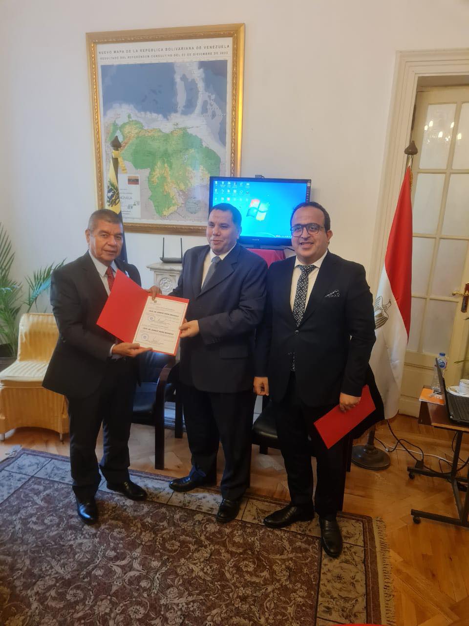 عميد الكلية يعقد اتفاقية تعاون مع سفارة فنزويلا فى مصر 