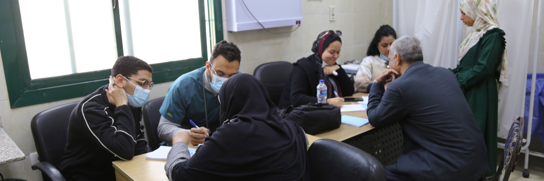 القافلة الشاملة تقدِّم خدمات الكشف والعلاج لـ (١٣٩٤) حالة من أهالي قرية العامرية بمركز الفيوم