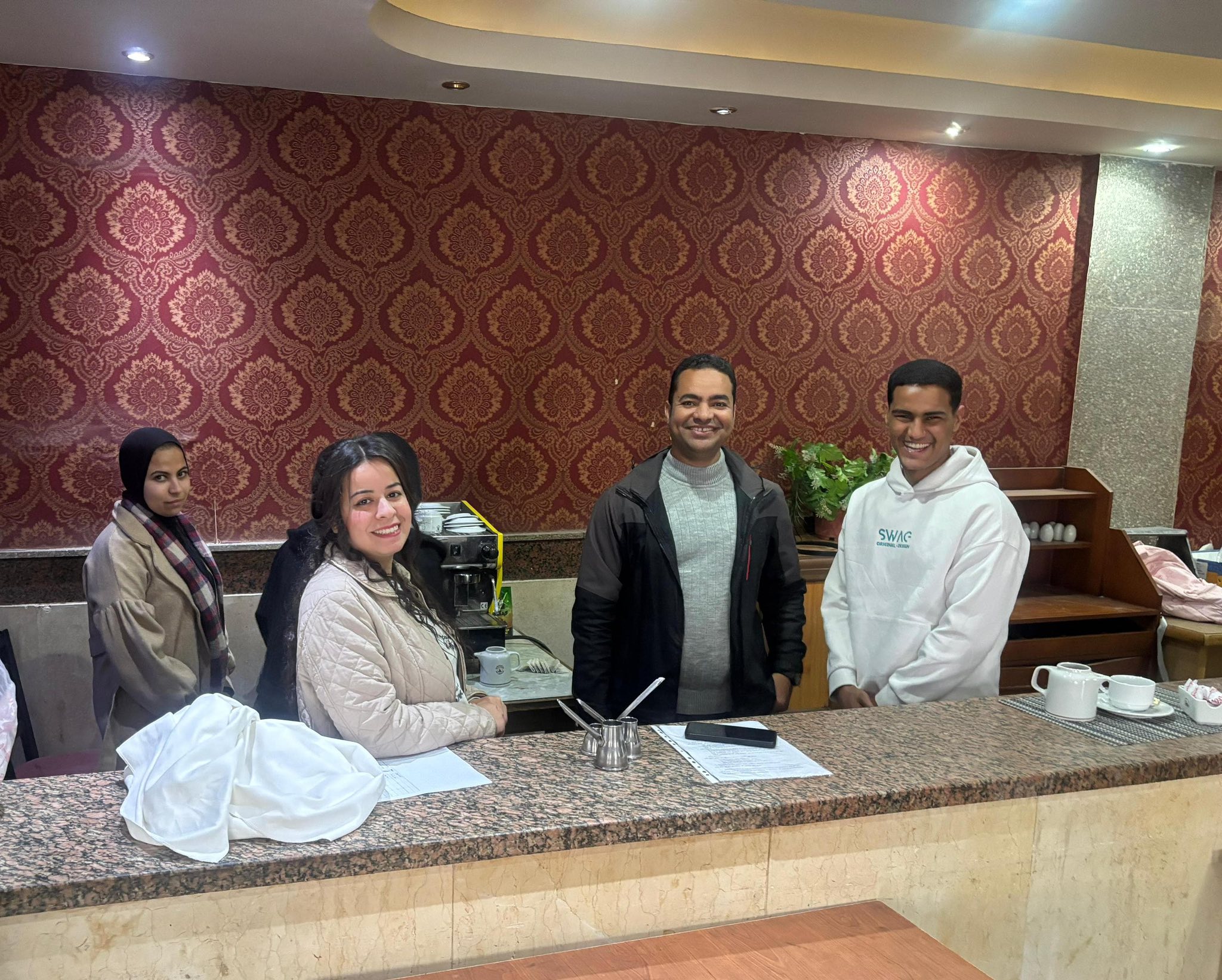 طلاب برنامج إدارة الأعمال في الضيافة ينفذون التطبيق العملي لمقرر إنتاج المشروبات بكلية السياحة والفنادق – جامعة الفيوم