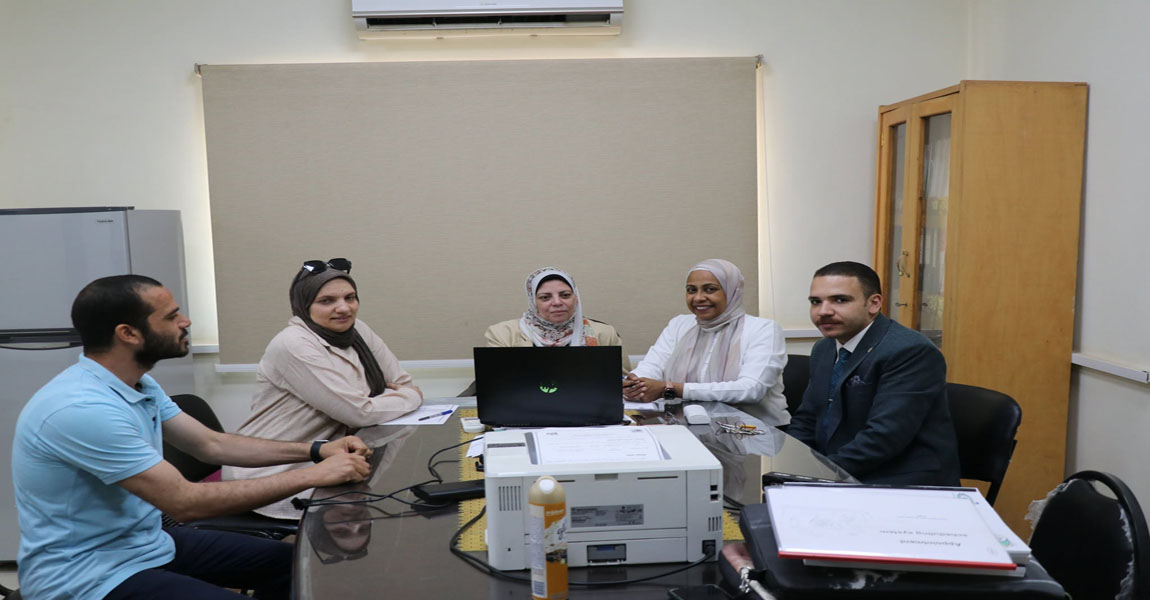 مناقشة مشروعات التخرج لطلاب البكالوريوس، والدراسات العليا.