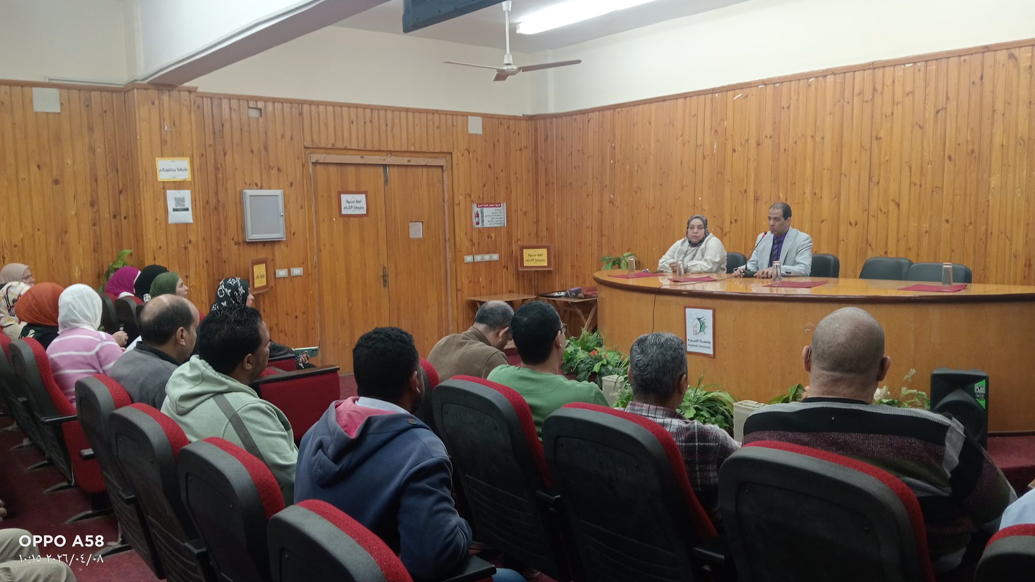 أ.د/ طاهر حسن محمد يعقد اجتماعًا مع الجهاز الإداري ومدير الكلية لمتابعة الاستعدادات لامتحانات نهاية الفصل الدراسي