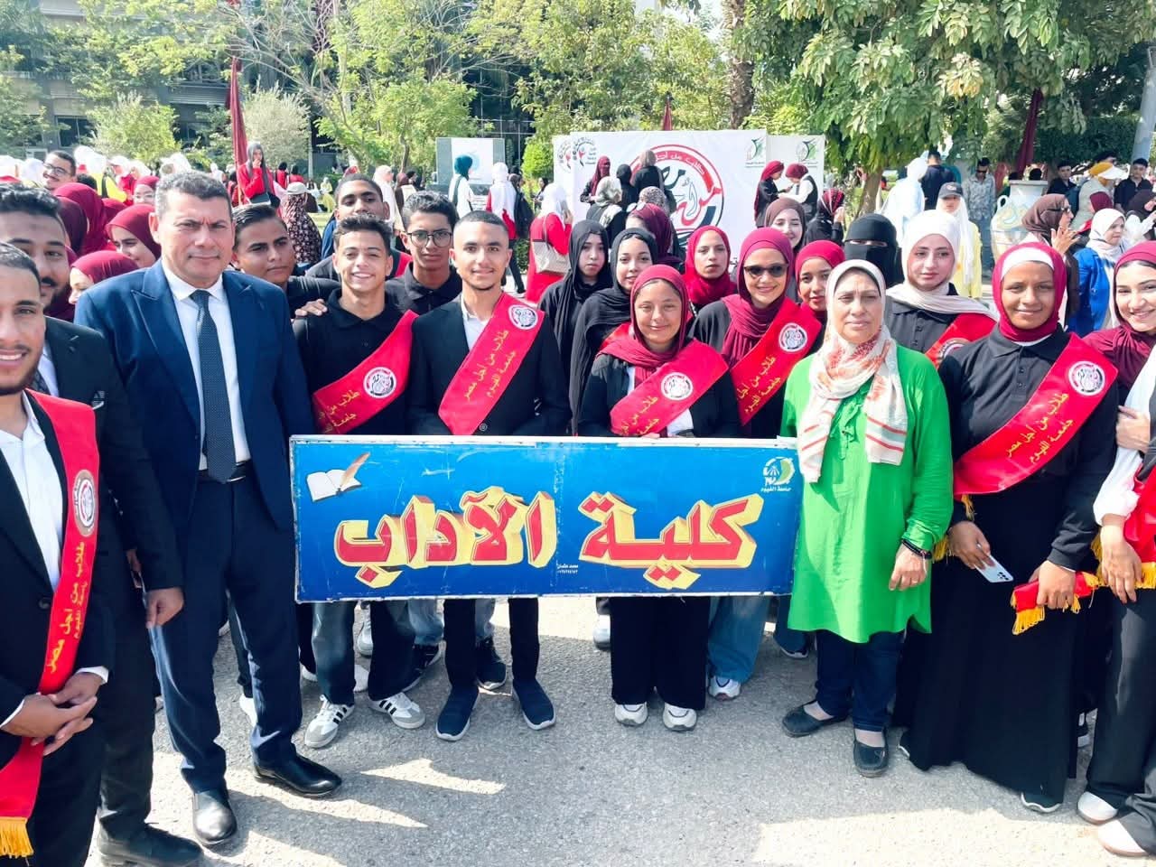 في أجواء من البهجة والانتماء.. آداب الفيوم تتزين لاستقبال العام الجامعي الجديد وتشارك في تحية العلم للعام الدراسي الجديد 