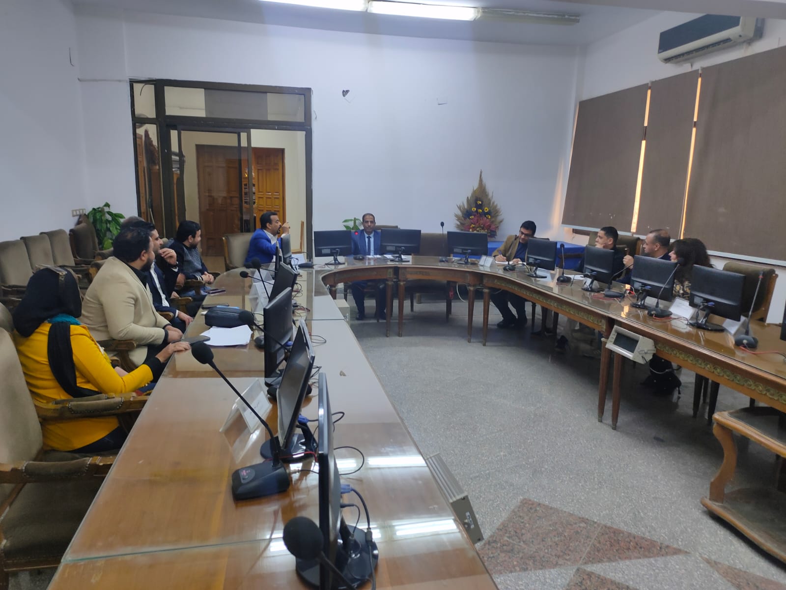 عميد كلية السياحة والفنادق يعقد اجتماعًا لمتابعة خطة العمل بمركز الخدمة العامة وفندق نورياس