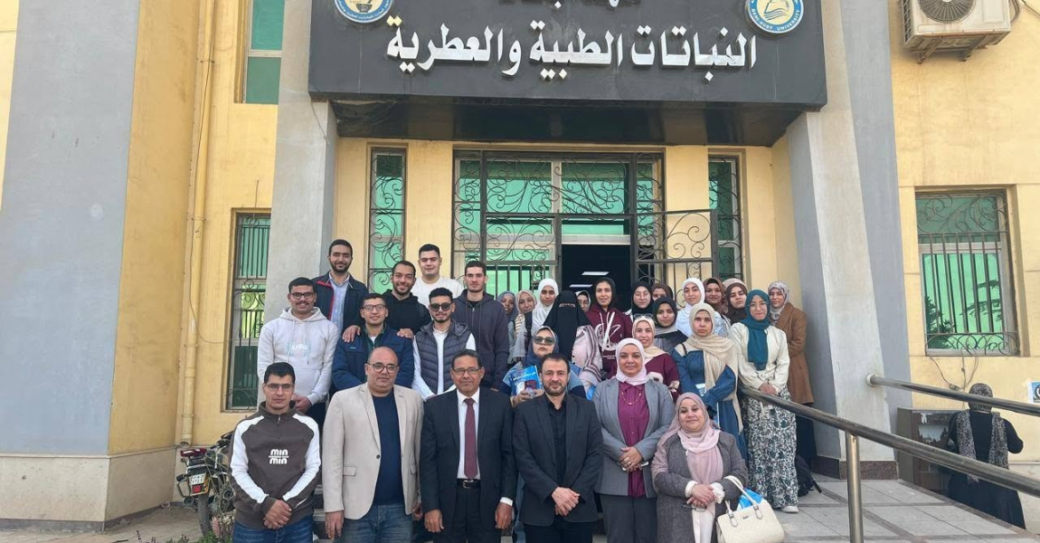 جامعة  الفيوم: كلية العلوم تقوم بزيارة ميدانية لمعهدي أبحاث النباتات الطبية والعطرية وعلوم الليزر وتطبيقاتها بجامعة بني سويف. 
