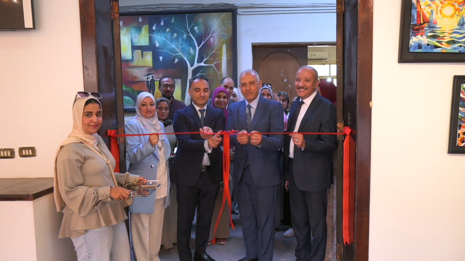 "رحلة في عمق الألوان" معرض بكلية التربية النوعية