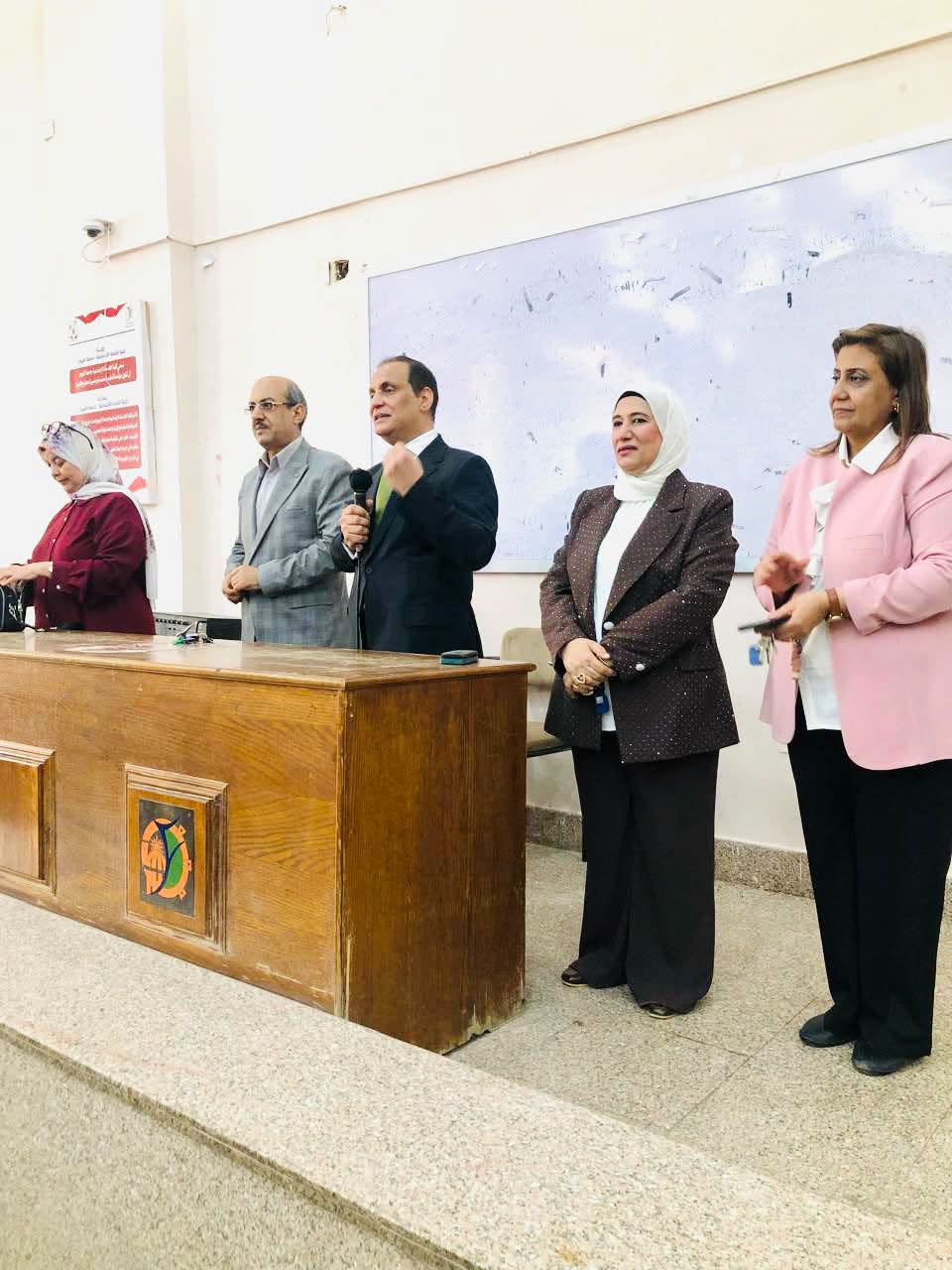 عميد كلية الخدمة الاجتماعية جامعة الفيوم يتابع انتظام الدراسة ويطمئن على جاهزية العملية التعليمية