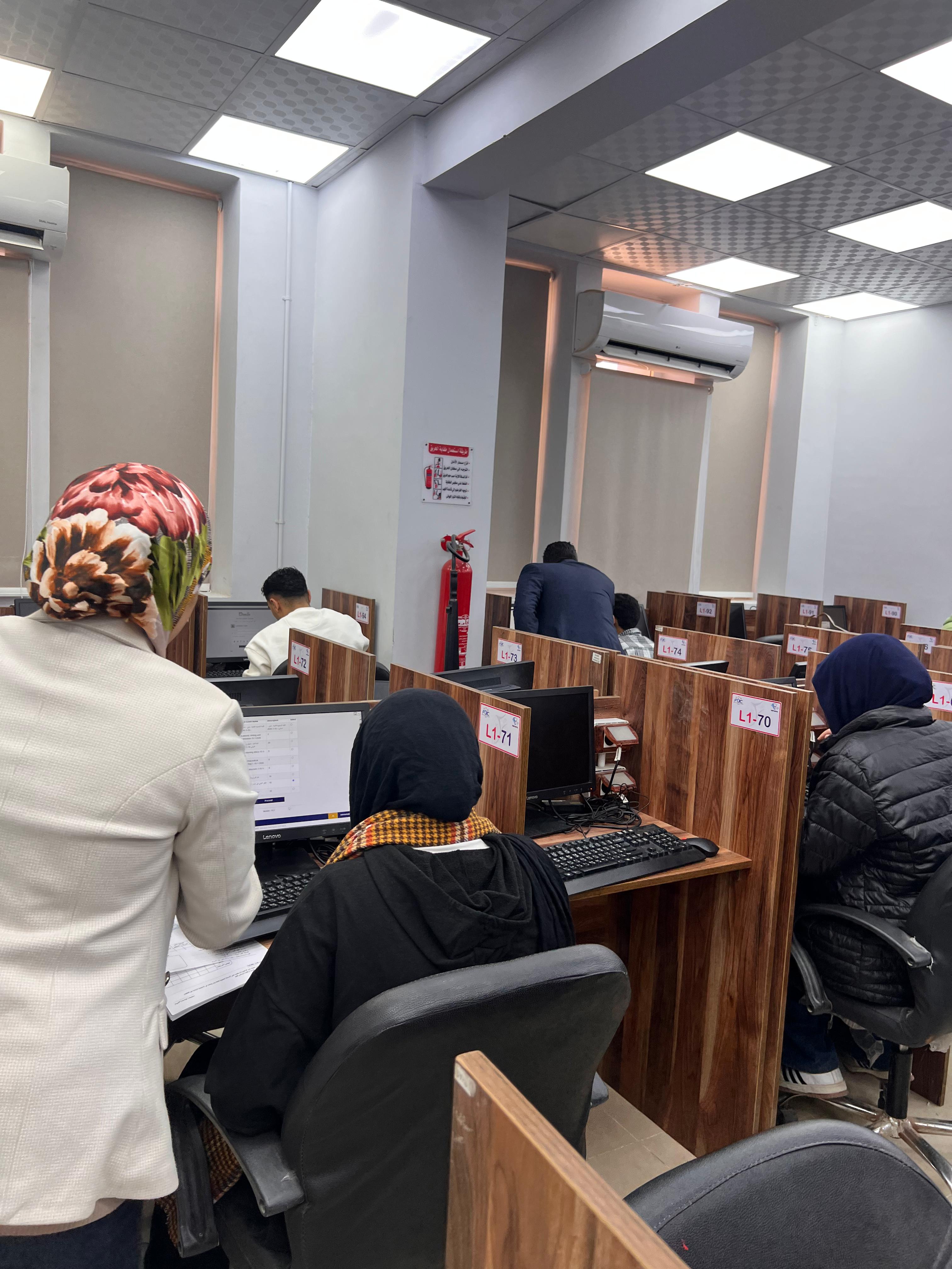 تدريب طلاب كلية الآثار على الإختبارات الإلكترونية