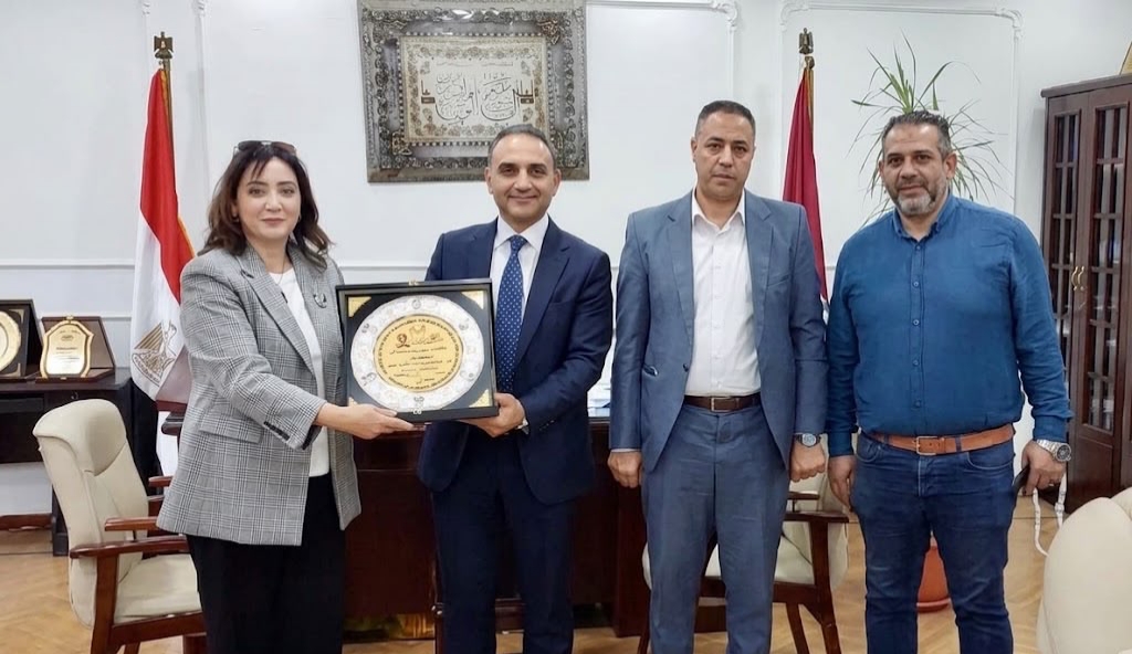 عميدة كلية الهندسة تتقدم بخالص الشكر والتقدير للأستاذ الدكتور/ عاصم فؤاد العيسوي تقديرًا لجهود سيادته ودعمه المستمر للكلية
