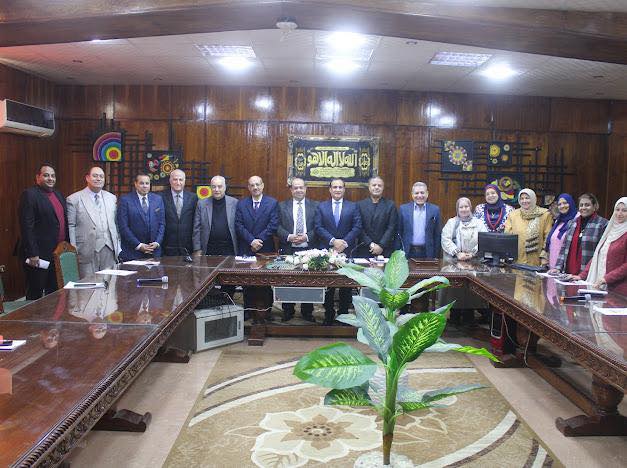 اجتماع مجلس الكلية الأول للأستاذ الدكتور /صلاح هاشم عميد الكلية 