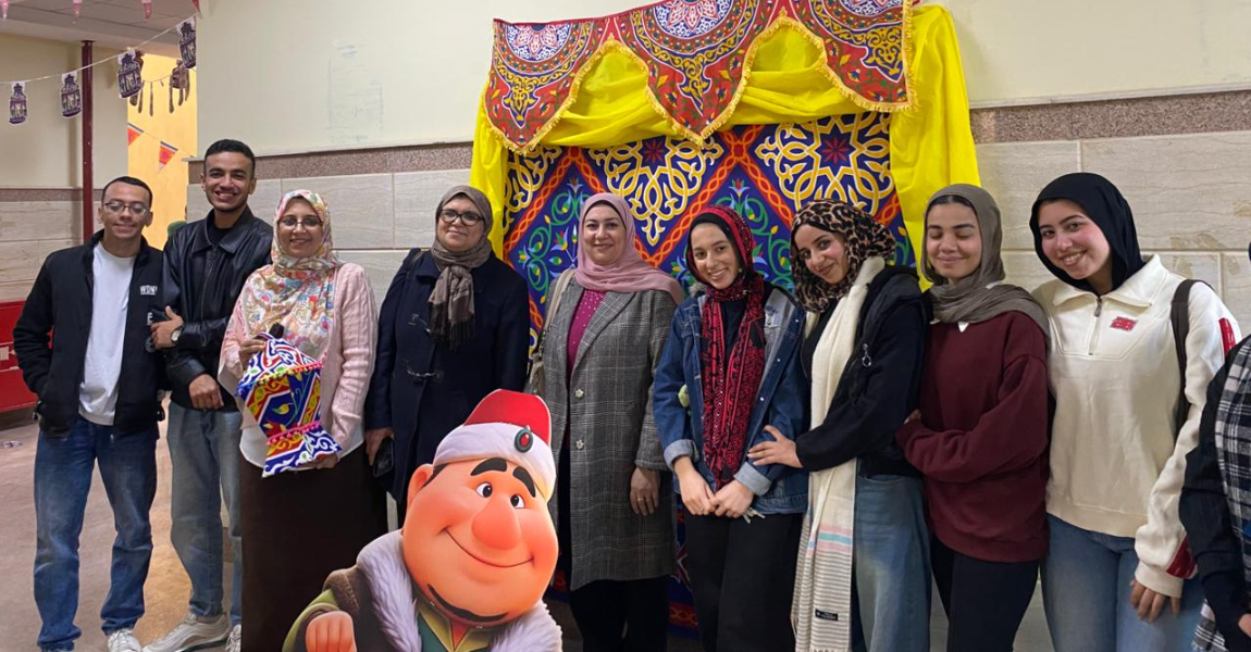 كلية الألسن تحتفل بقدوم شهر رمضان المبارك بتعليق الزينة في أجواء بهيجة