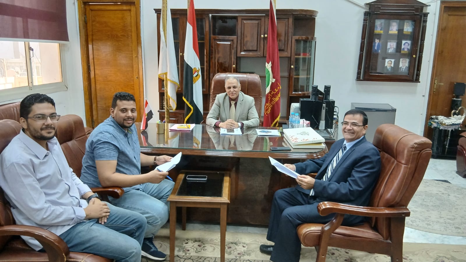 الأستاذ الدكتور/ صلاح العشيري -عميد كلية دار العلوم- يعقد اجتماعًا مع إدارة الموقع الإلكتروني بالكلية.