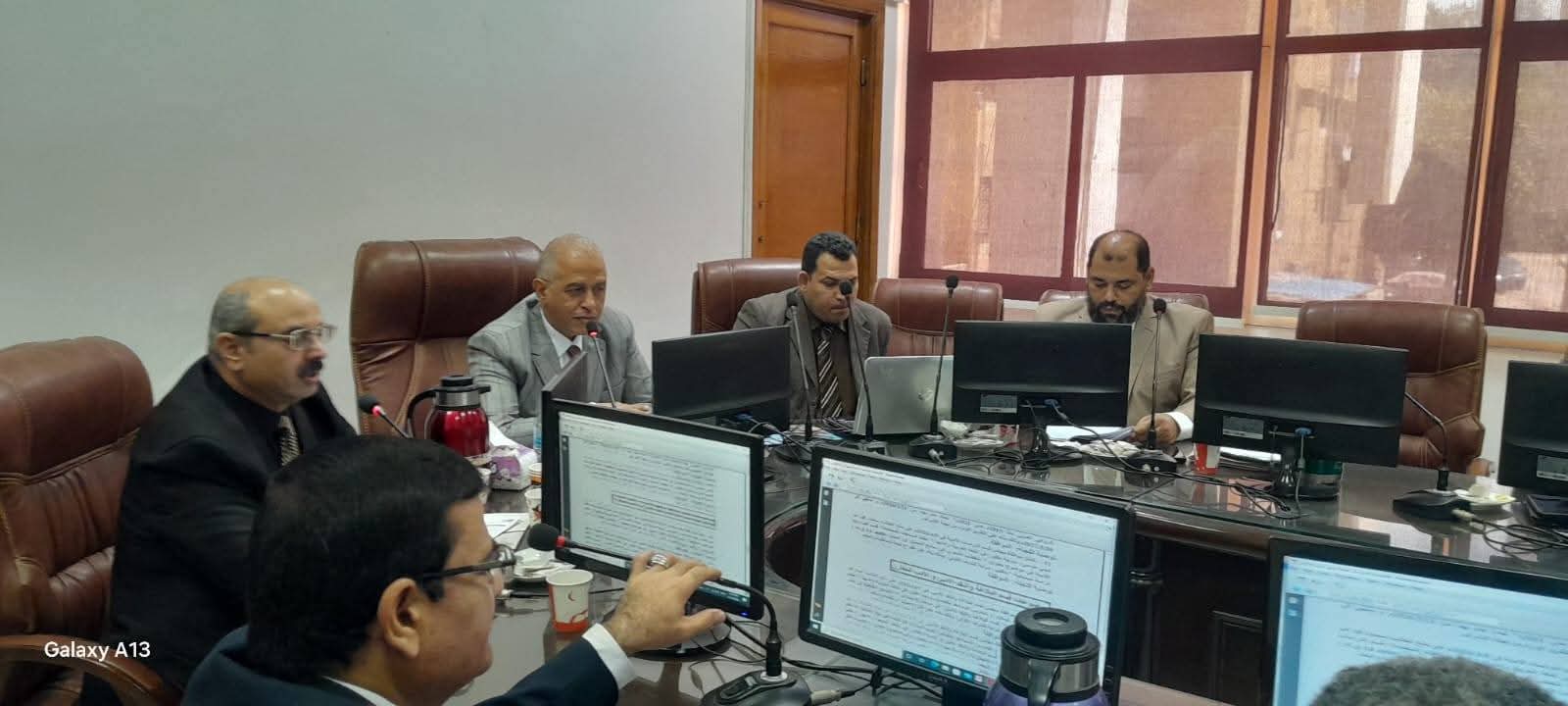 مجلس الكلية يعقد اجتماعه الشهري لمناقشة المستجدات.