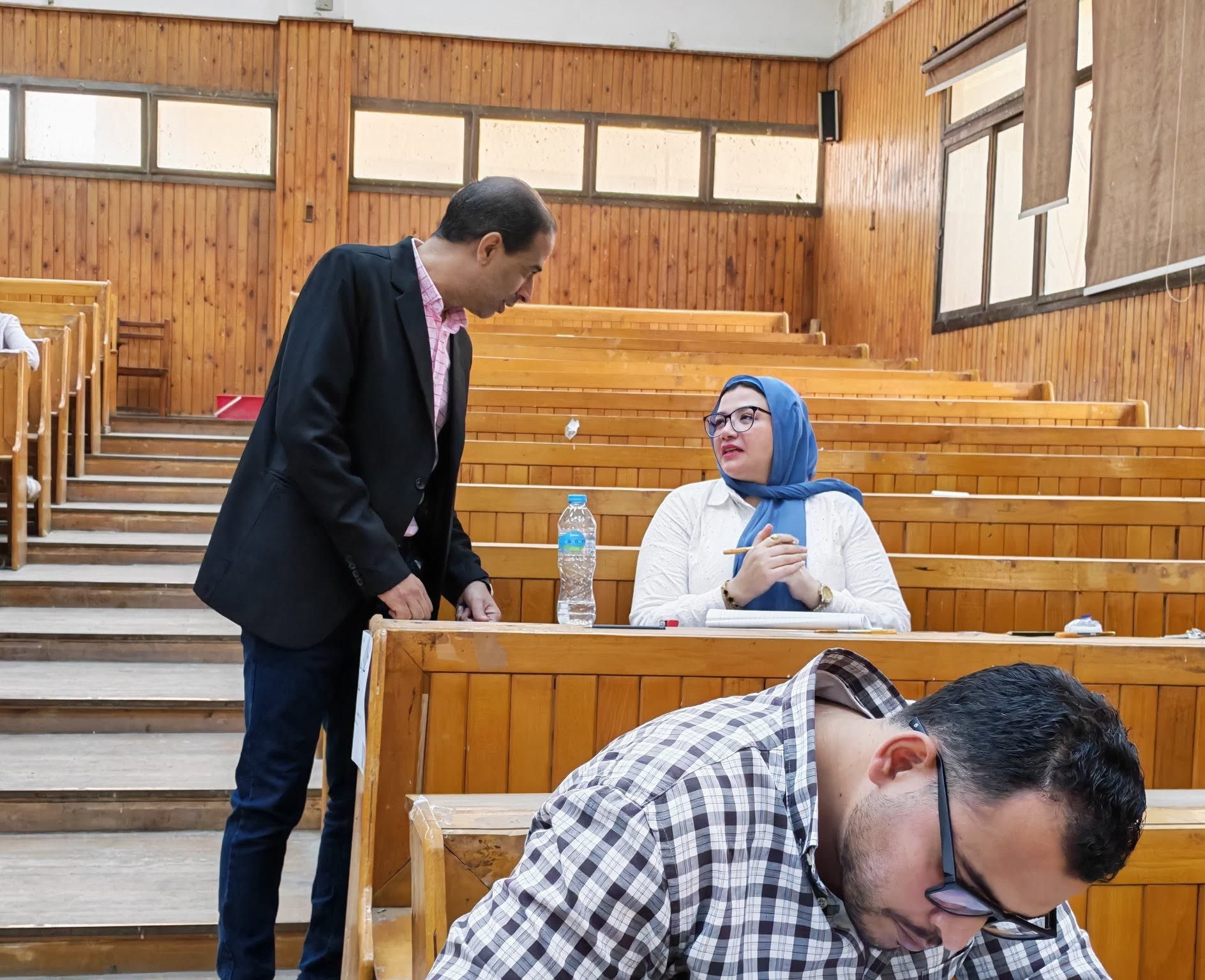 أ.د/ طاهر حسن محمد يتابع امتحانات درجة الدكتوراه بكلية السياحة والفنادق