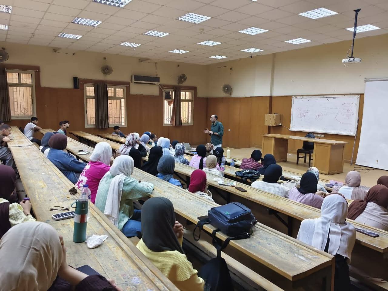  لقاء المرشد الأكاديمي بالطلاب الجدد بالفرقة الأولى