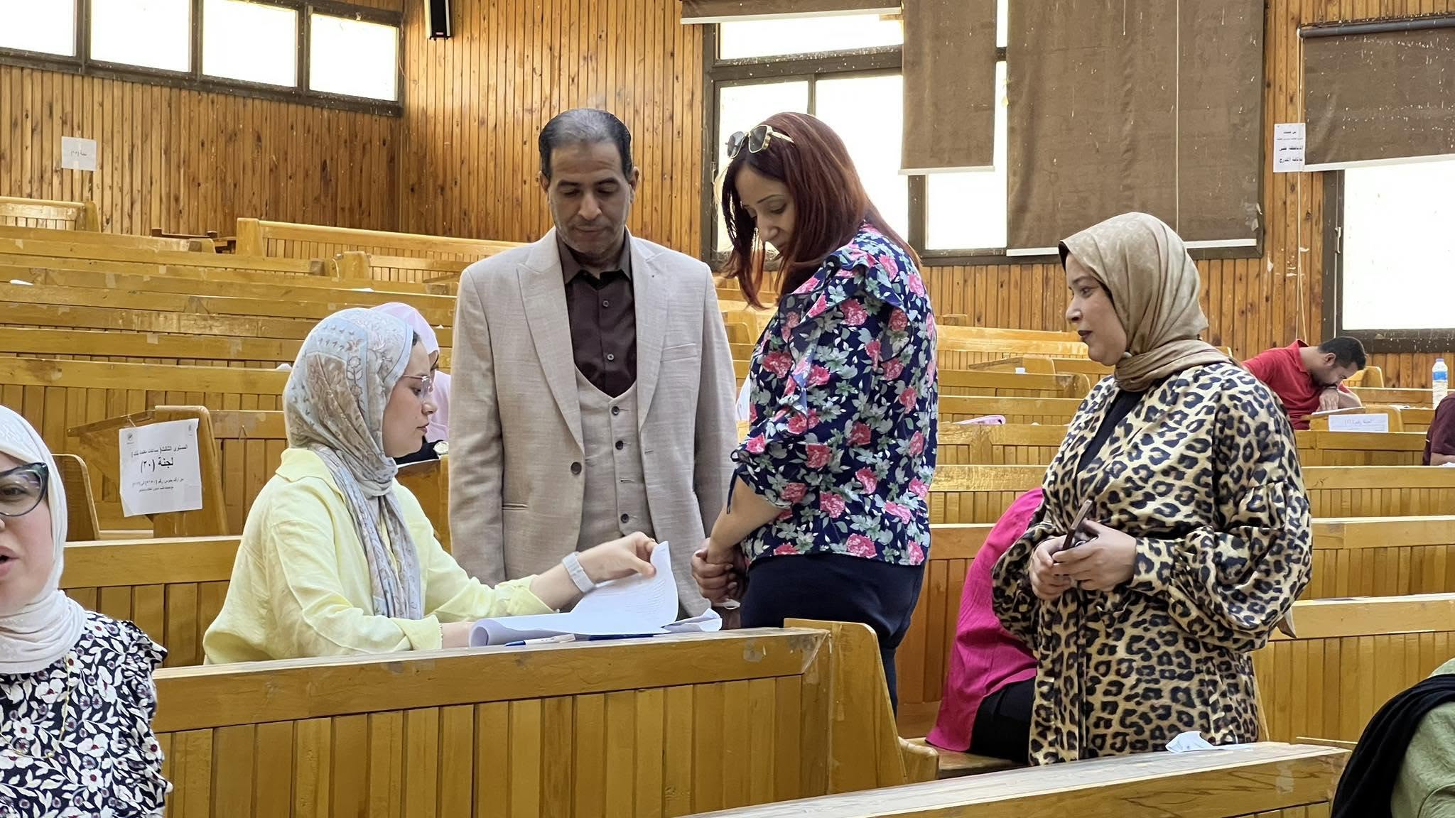 أ.د/ طاهر حسن محمد يتابع لجان امتحانات درجتي الماجستير والدكتوراه بكلية السياحة والفنادق