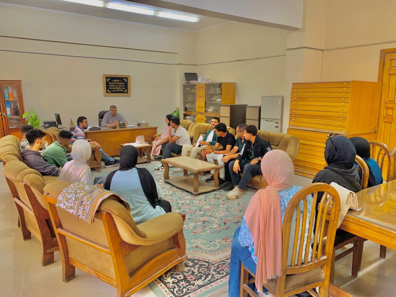 اجتماع لمناقشة دور الطلاب في الحياة السياسية والأنشطة الجامعية – كلية السياحة والفنادق، جامعة الفيوم 🏛️