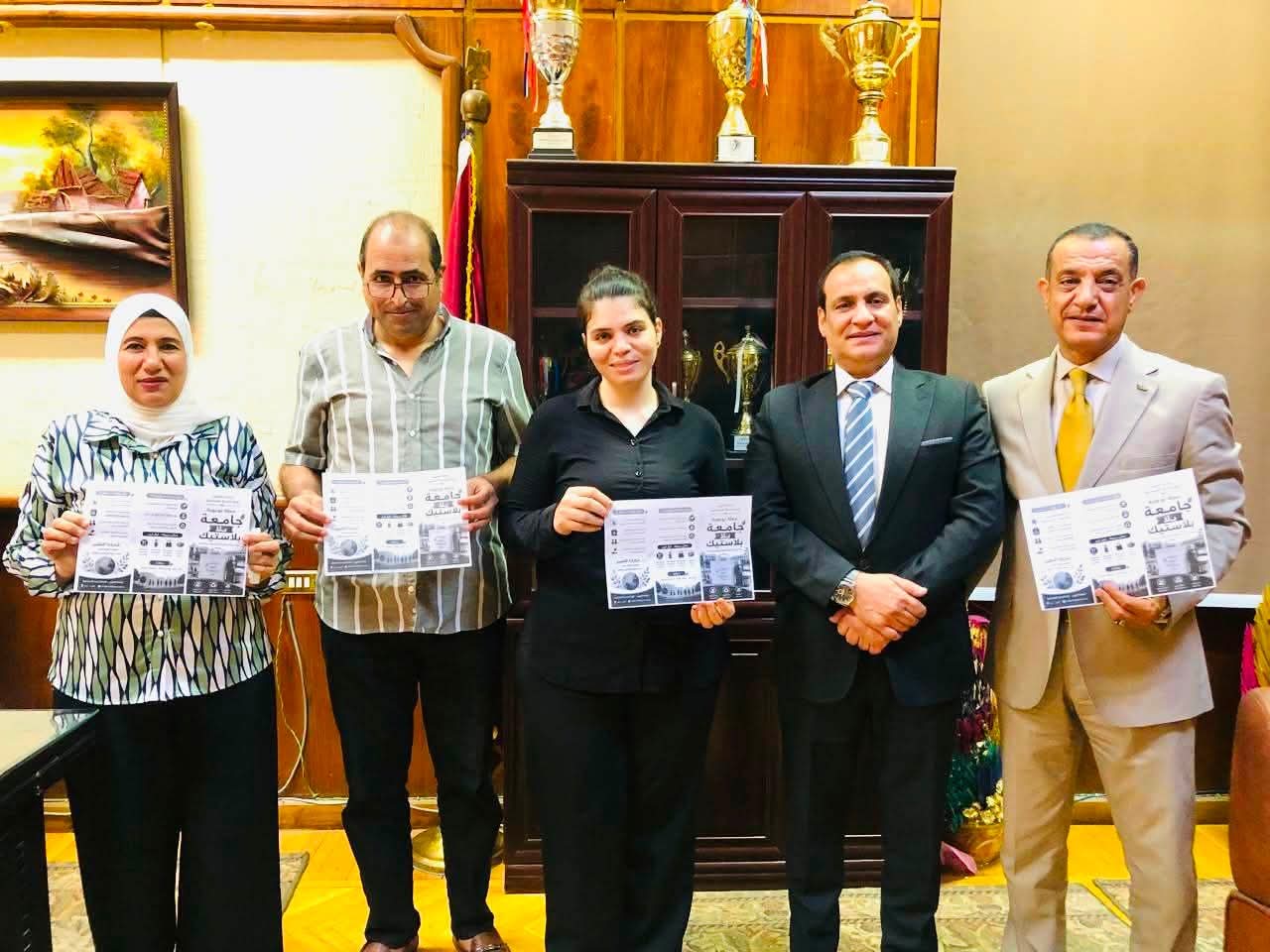 كلية الخدمة الاجتماعية بجامعة الفيوم تنظم حملة توعوية بعنوان «جامعة بلا بلاستيك» لتعزيز الوعي البيئي