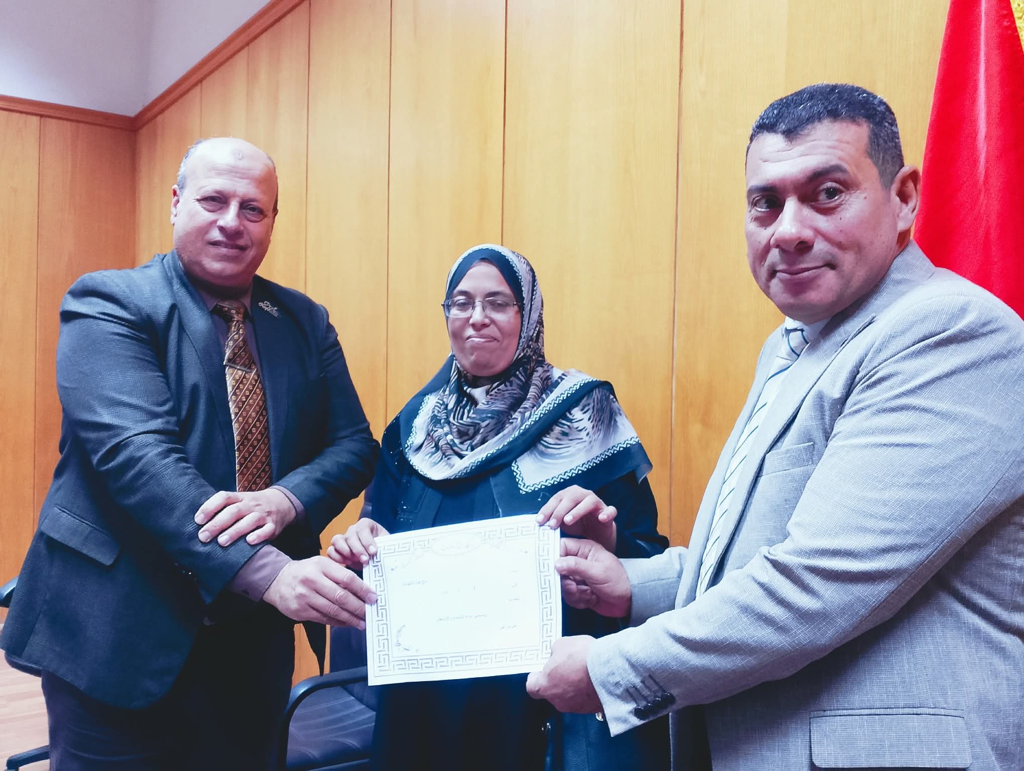 مجلس كلية الآداب يكرم أعضاء هيئة التدريس والهيئة المعاونة المشاركين في أعمال قطاع خدمة المجتمع وتنمية البيئة للعام الجامعي 2025 / 2026
