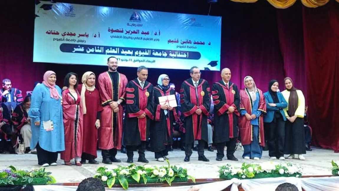 تكريم أوائل خريجي الدفعة الأولى بكلية الألسن خلال احتفالية عيد العلم الثامن عشر بجامعة الفيوم
