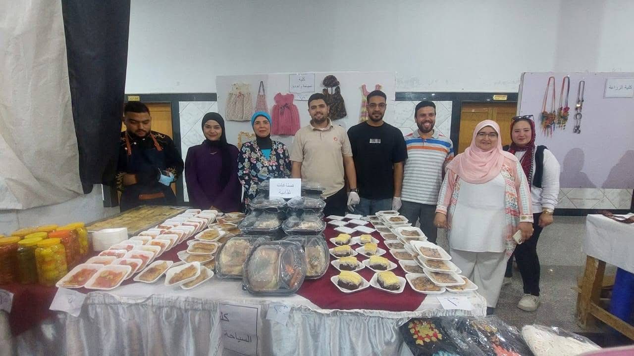 كلية السياحة والفنادق تحصد المركز الأول في معرض الصناعات الصغيرة بجامعة الفيوم 