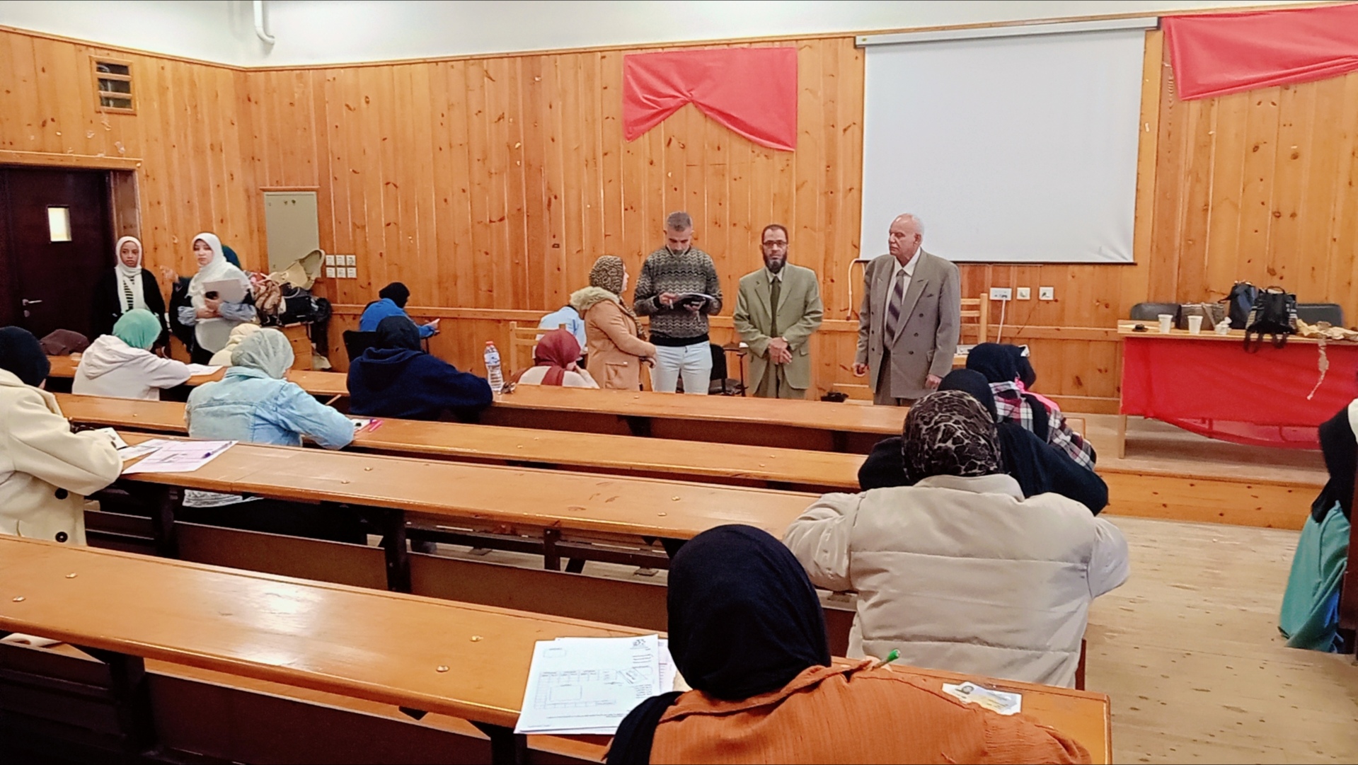 تفقد عميد الكلية سير العملية الامتحانية في يومها الثاني الفصل الدراسي الاول للعام الجامعي 2025- 2026 بالكلية