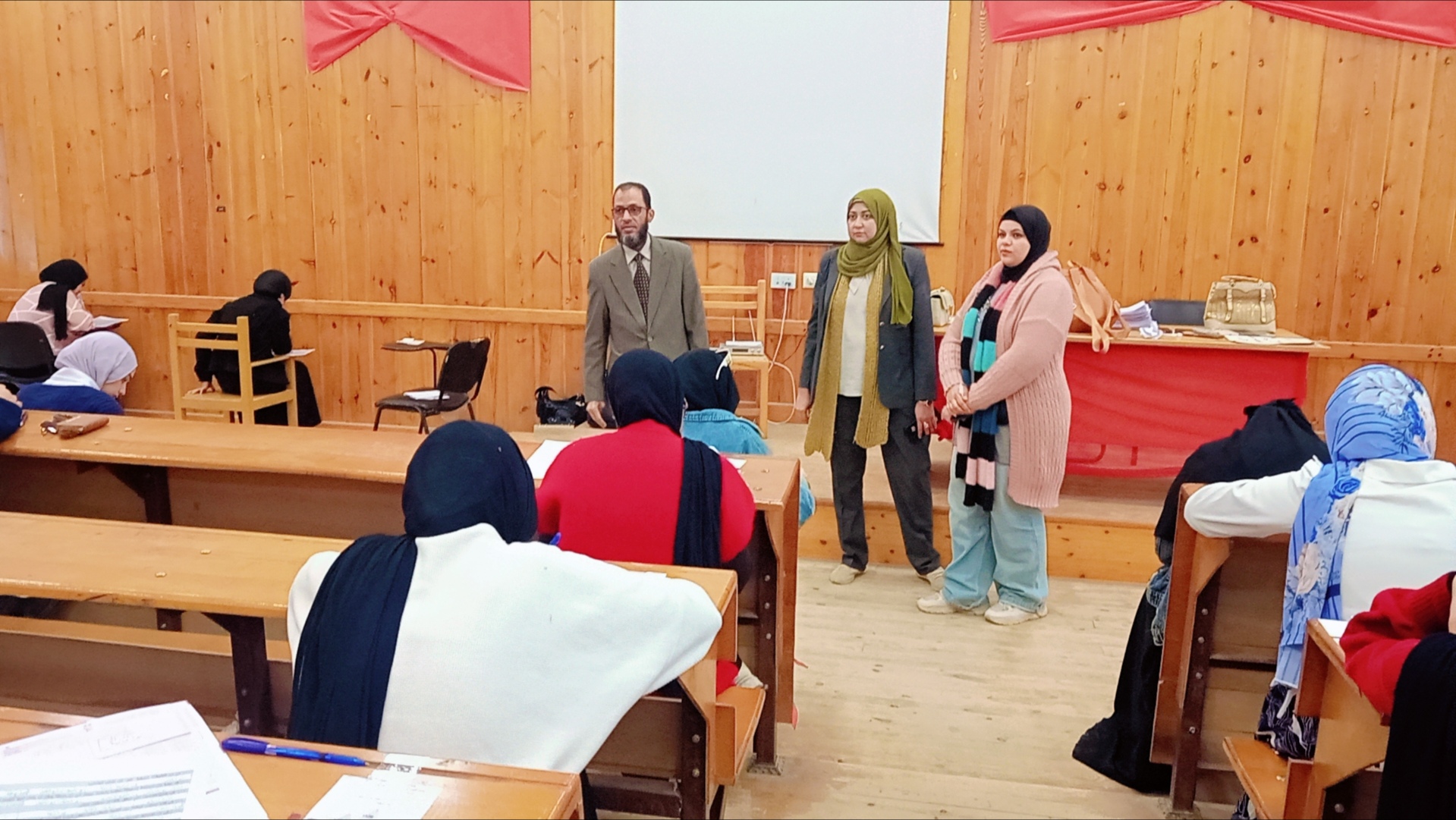 تفقد عميد الكلية سير العملية الامتحانية الفصل الدراسي الاول للاسبوع الثاني للعام الجامعي 2025- 2026 بالكلية