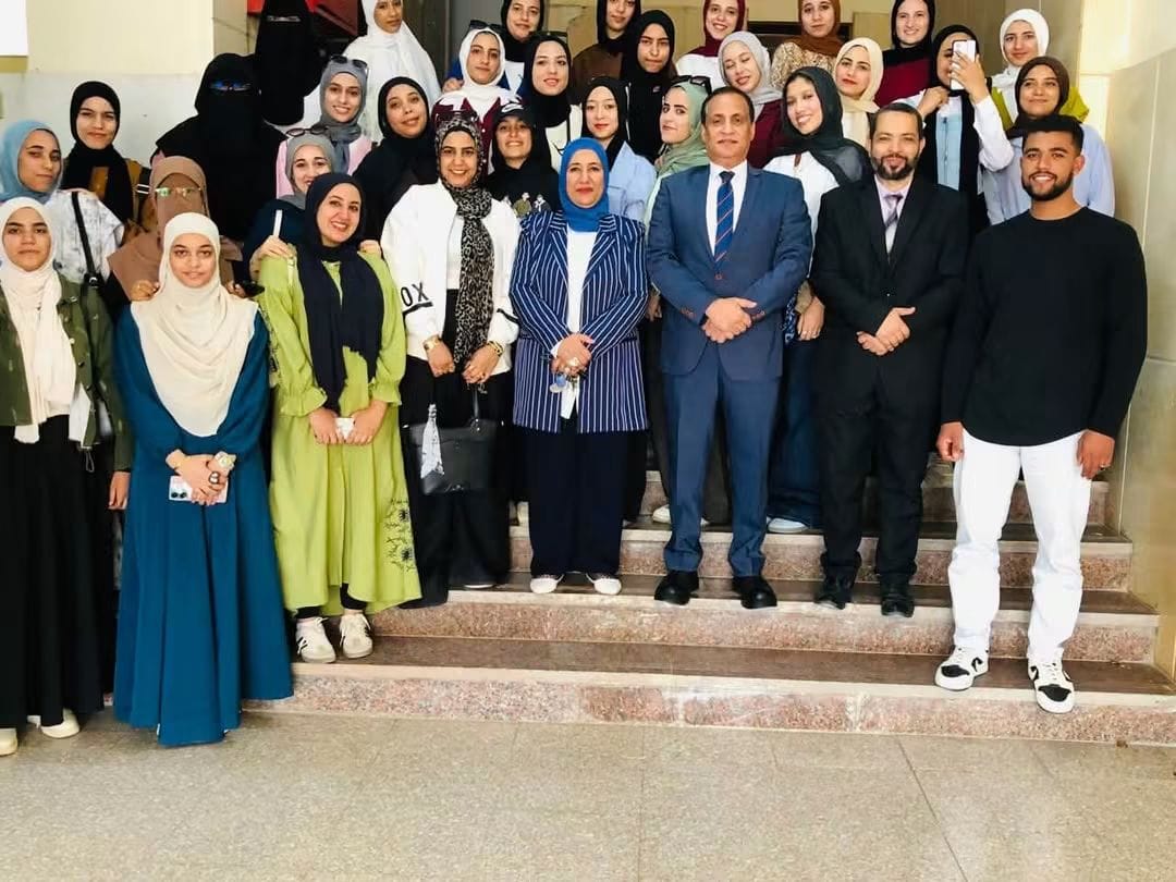 الاستاذ الدكتور/صلاح هاشم عميد الكلية يلتقي فريق سفراء الاستدامة البيئية ويؤكد أهمية العمل التطوعي والمسؤولية المجتمعية