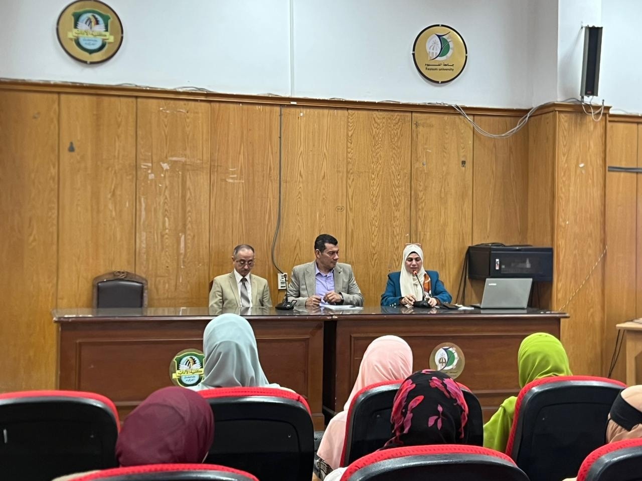 نظّم قسم علم النفس بكلية الآداب – جامعة الفيوم ورشة عمل بعنوان: "نشر الرسالة والهيكل التنظيمي لبرنامج علم النفس وذلك يوم الأربعاء الموافق 22/4/2026 في تمام الساعة الحادية عشرة صباحاً، بقسم علم النفس.