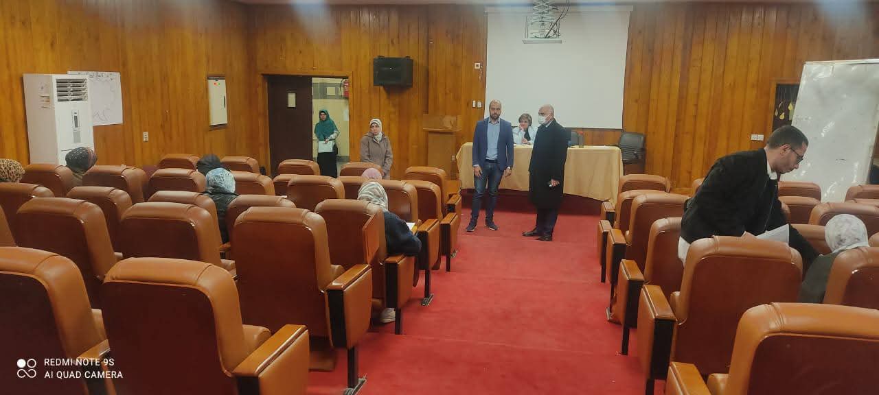 عميد كلية الصيدلة يتفقد اللجان الامتحانية