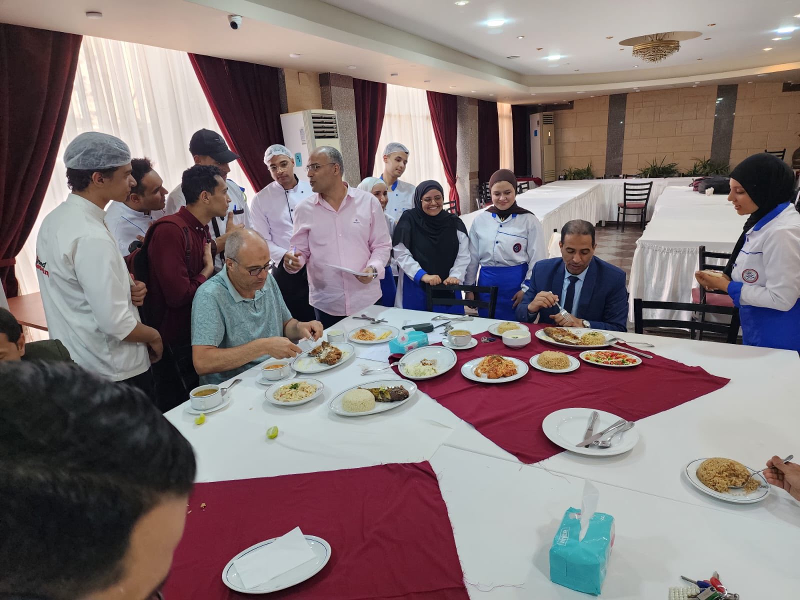 تنظيم الامتحان التطبيقي لمقرر أسس الطهي الفندقي لطلاب برنامج إدارة الأعمال في الضيافة بحضور عميد الكلية