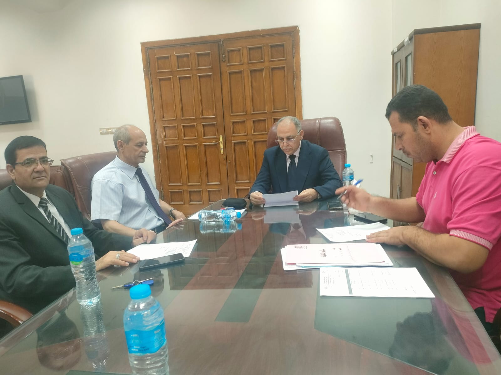اجتماع لجنة أخلاقيات البحث العلمي بكلية دار العلوم برئاسة الأستاذ الدكتور/ صلاح العشيري -عميد الكلية-.