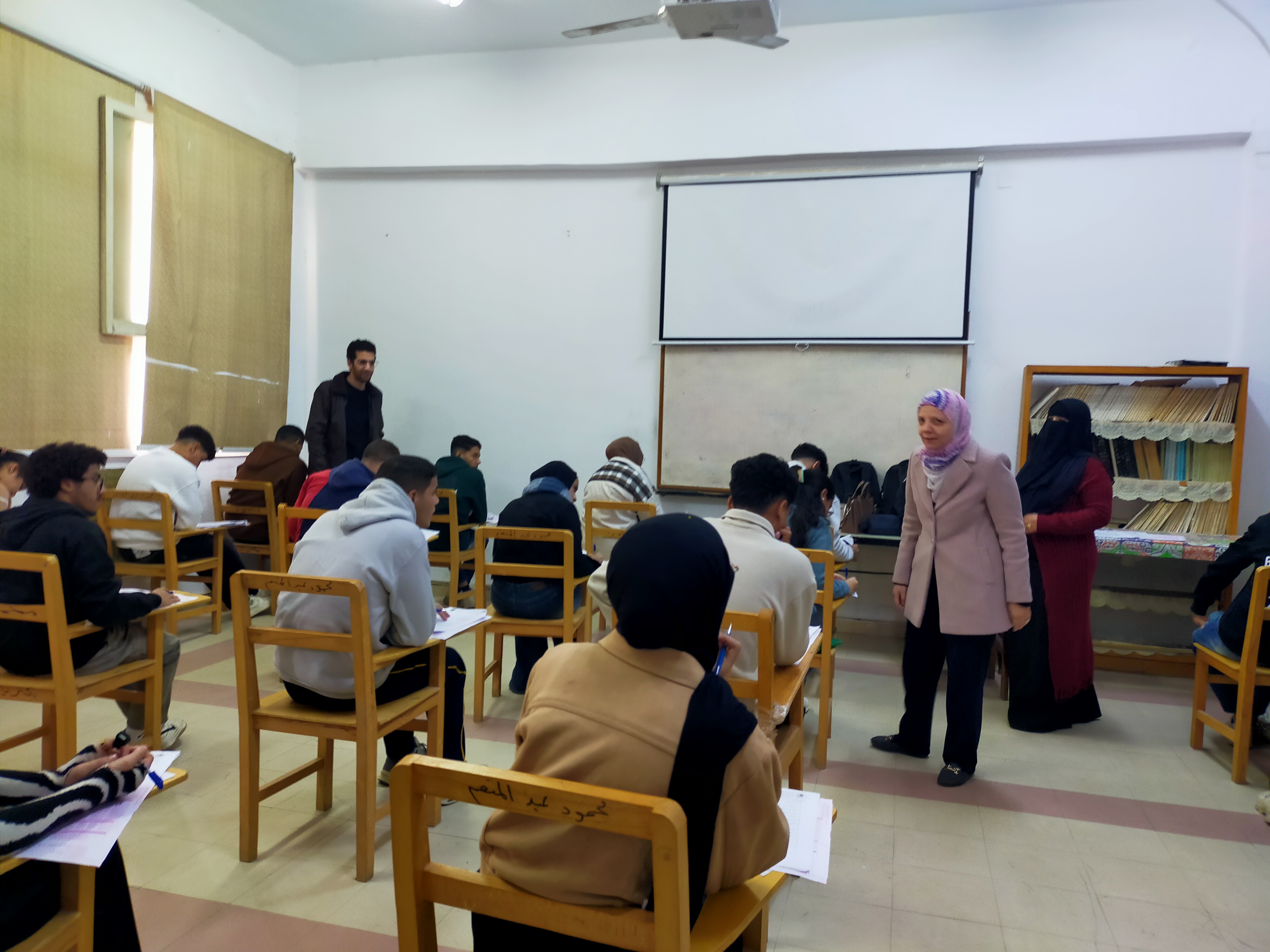 عمـــــيد الكلية يتفقد سير إمتحانات الفصل الدراسي الأول للعام الجامعي ٢٠٢٥/٢٠٢٦